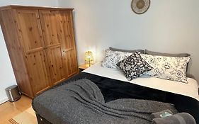 Double Or Twin Room In A Sharing House London Zone 2